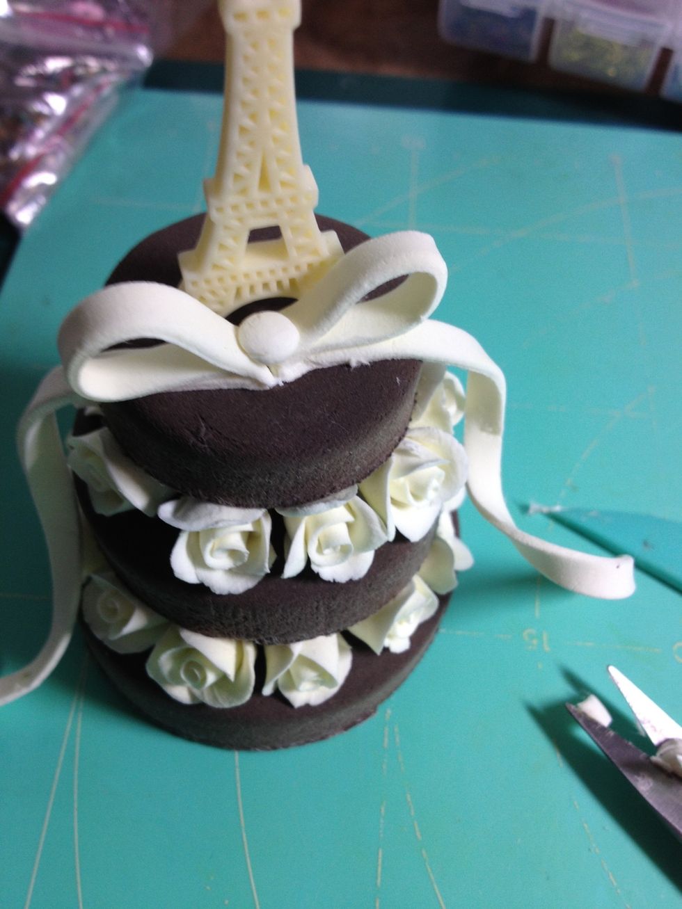 We will need to make a clay ribbon bow. About the method to make the clay ribbon bow, please refer to our another snap-guide: How to make a clay ribbon bow decoration.