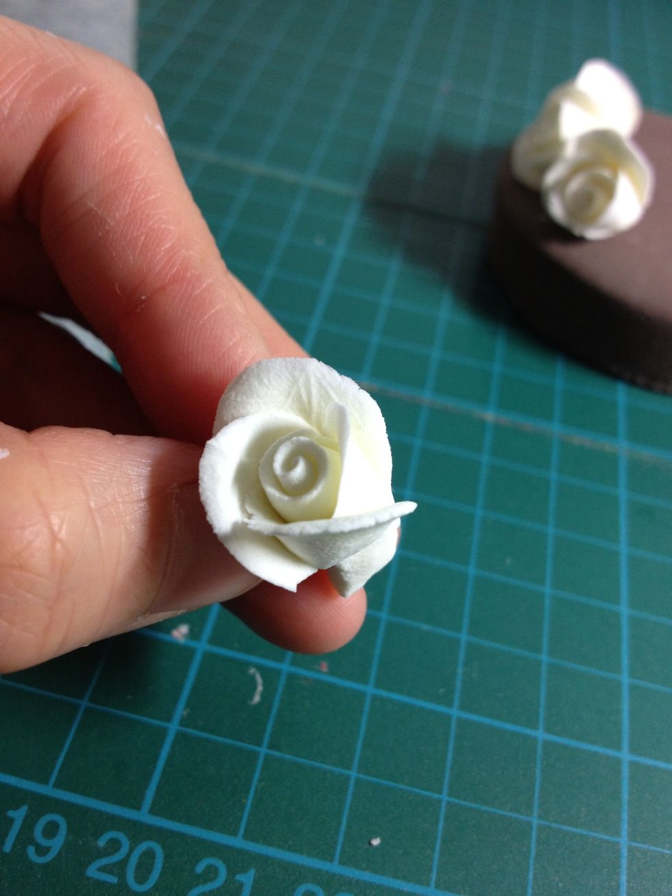 We will need to make around 22pcs of mini clay roses. About the method to make mini clay roses, please refer to our another snap-guide: How to make a mini clay rose.