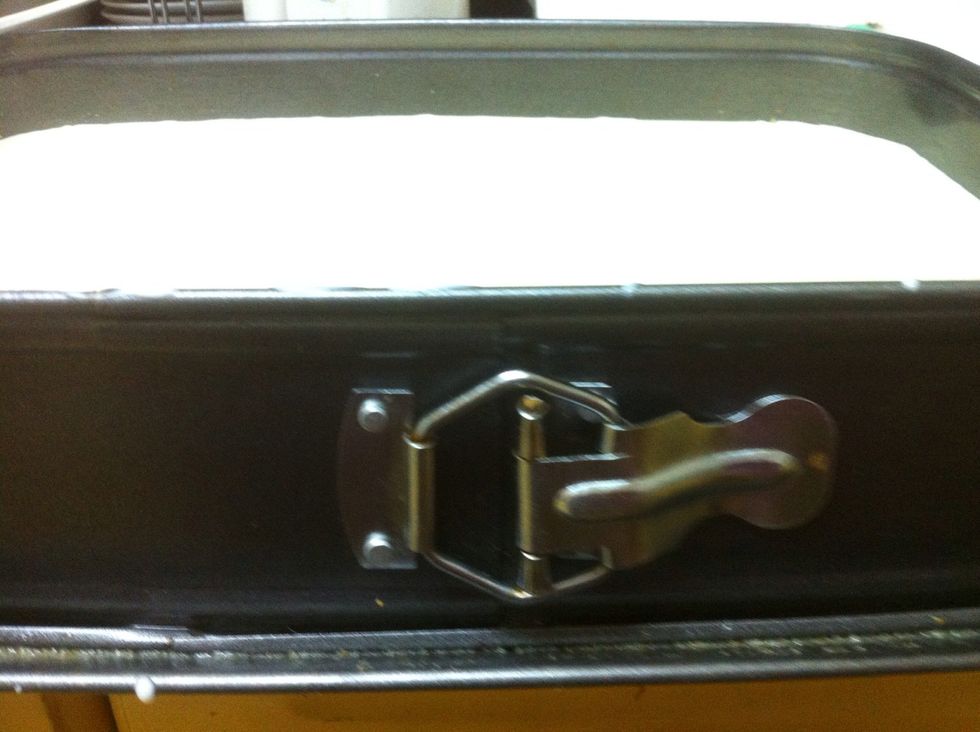 we will use a tray with a seal like this or any tray u can move its edges