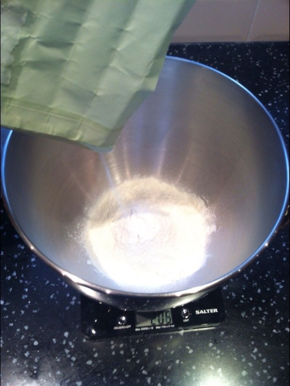 Weigh 500g of string white bread flour into a mixing bowl
