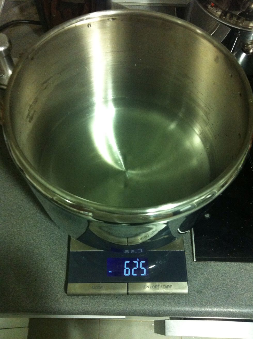 Weigh out 625g of water at 80\u00ba