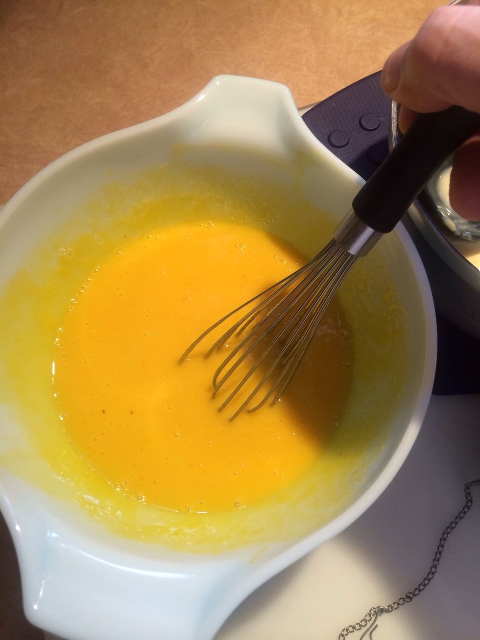 Well blended. We're going to add these tempered eggs to the remaining cream.