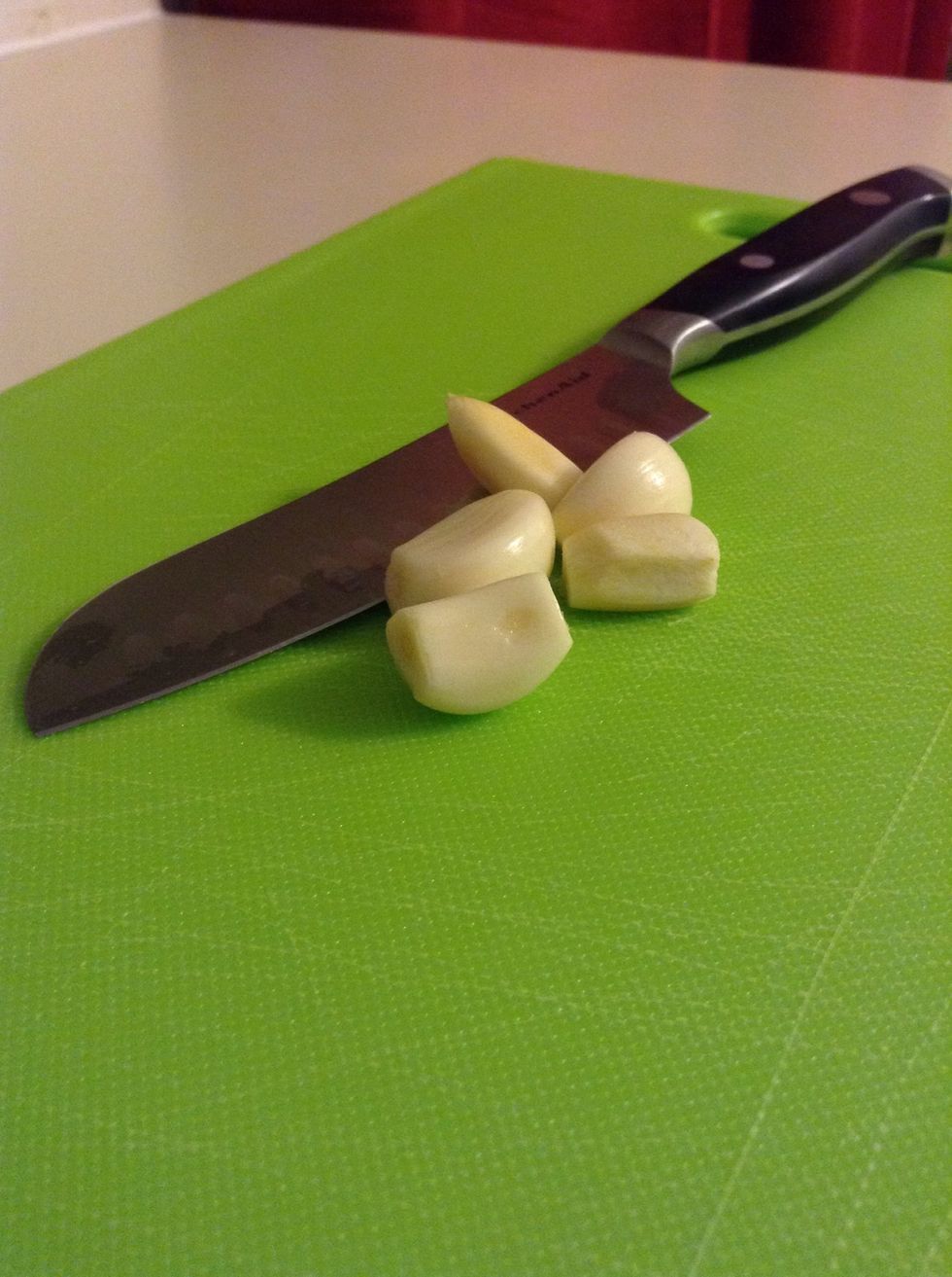 Well hey everyone! :) This recipe is super easy, TASTY and healthy so what's not to love!? So let's get started, start by getting your garlic all peeled and ready to go.