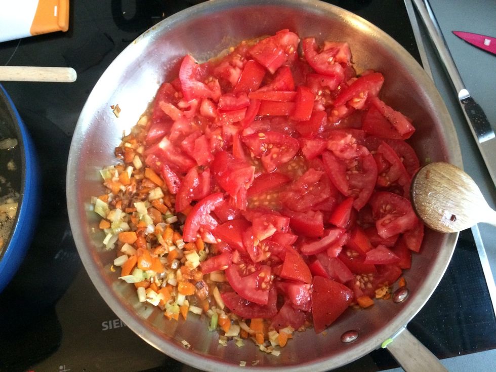 Wenn es sch\u00f6n braun ist Tomaten dazu und eindicken lassen.