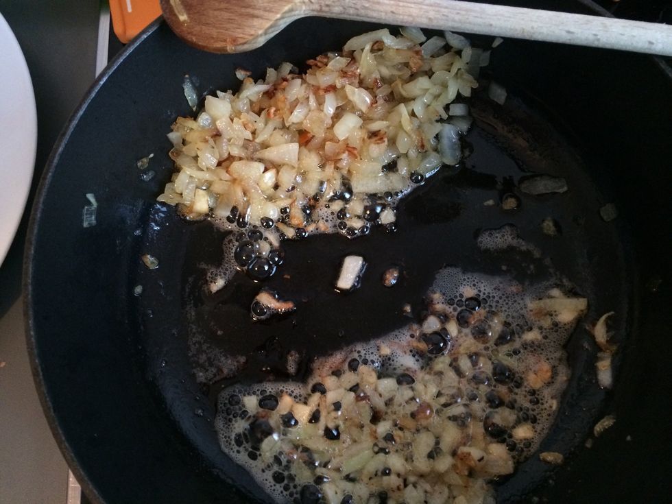 Wenn Knoblauch braun wird auf die Seite zu den Zwiebeln.