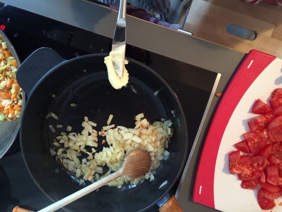 Wenn Zwiebel anfangen braun zu werden zur Seite schieben. Butter auf die freie Seite und Knoblauch dazu.