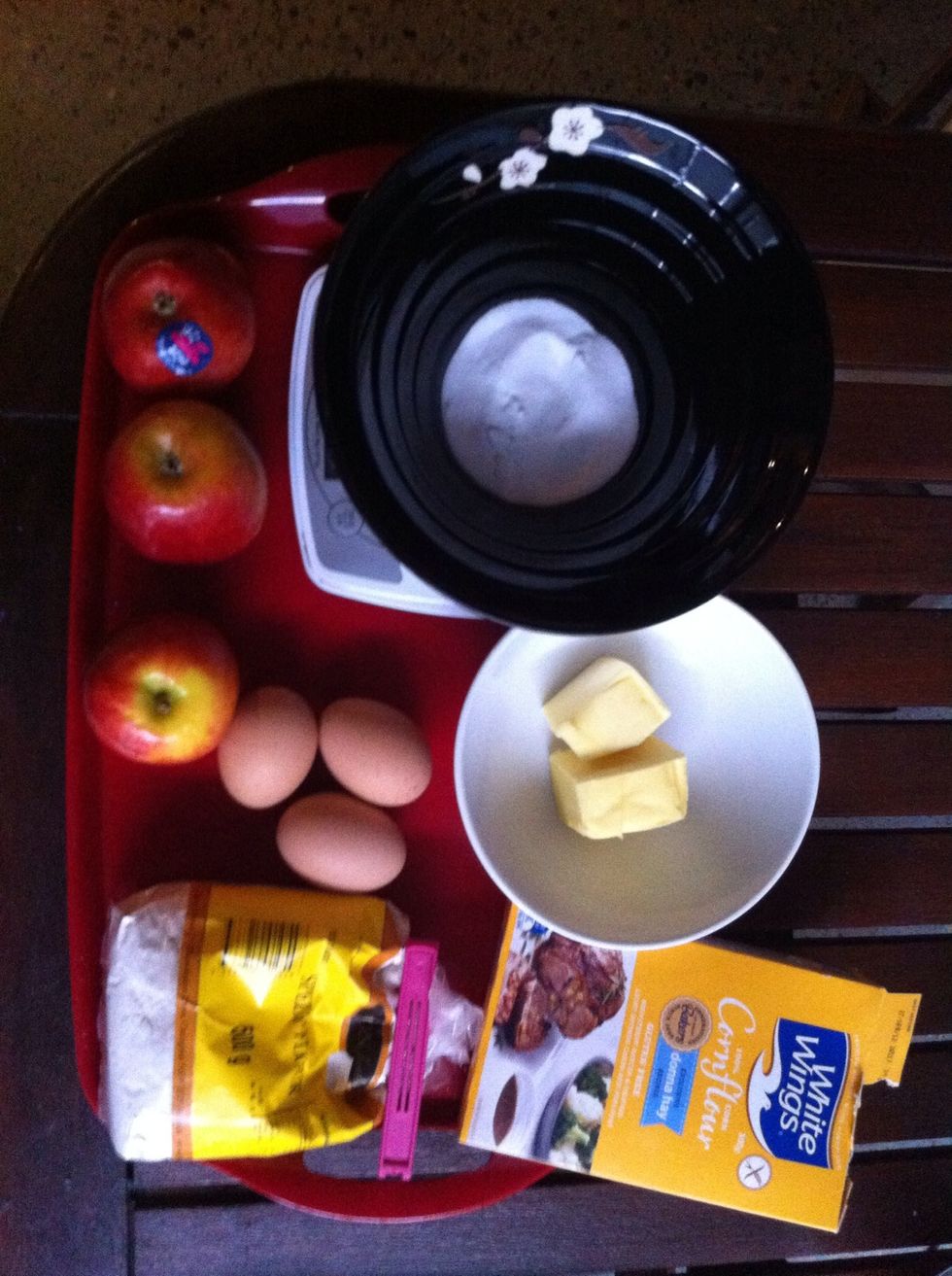 What you need: 3 eggs, 120gr flour, 60gr corn flour, 100gr butter, 80gr sugar, 2/3 apples