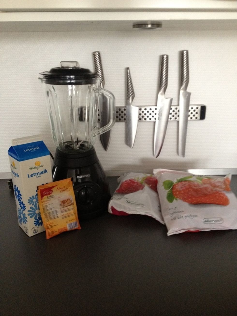 What you need: Milk- Shake machine- vanilla sugar (if you have) - strawberries- raspberries