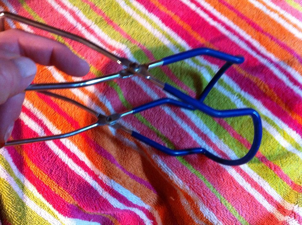 When 10 min are over. Grab this. It's a jar grabber.