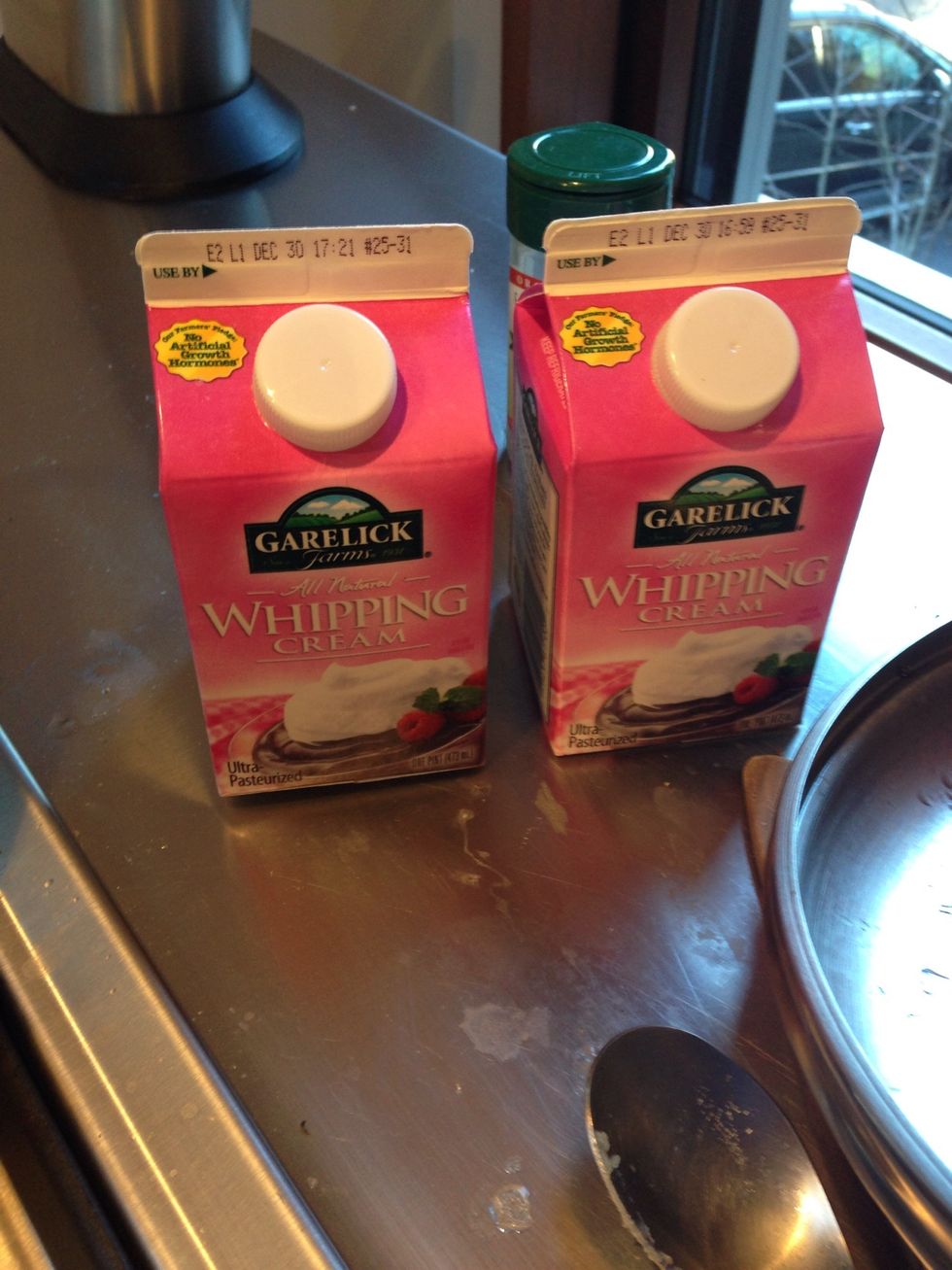 When all is cooked it's time to add the creme fraiche / whipping cream. The waterzooi absolutely cannot boil once the cream has been added.