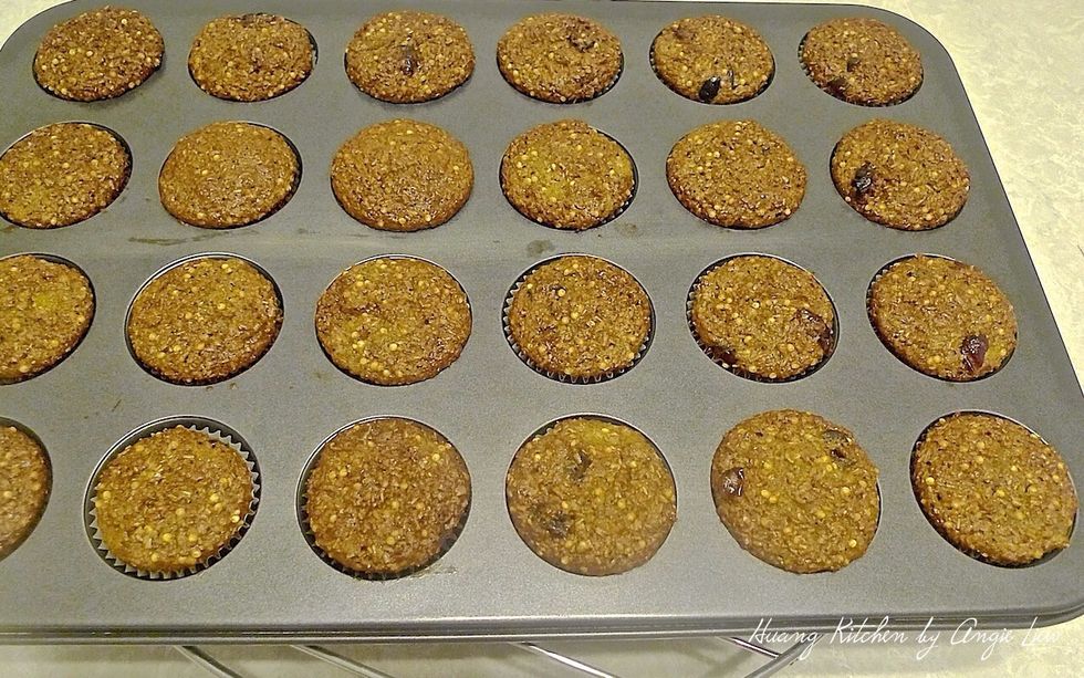When baked, place the muffin pan on wire rack and allow to cool for 5 minutes.