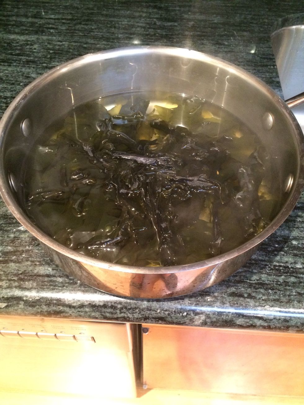 When boiling, add the wakame, and then remove the pot from the burner.