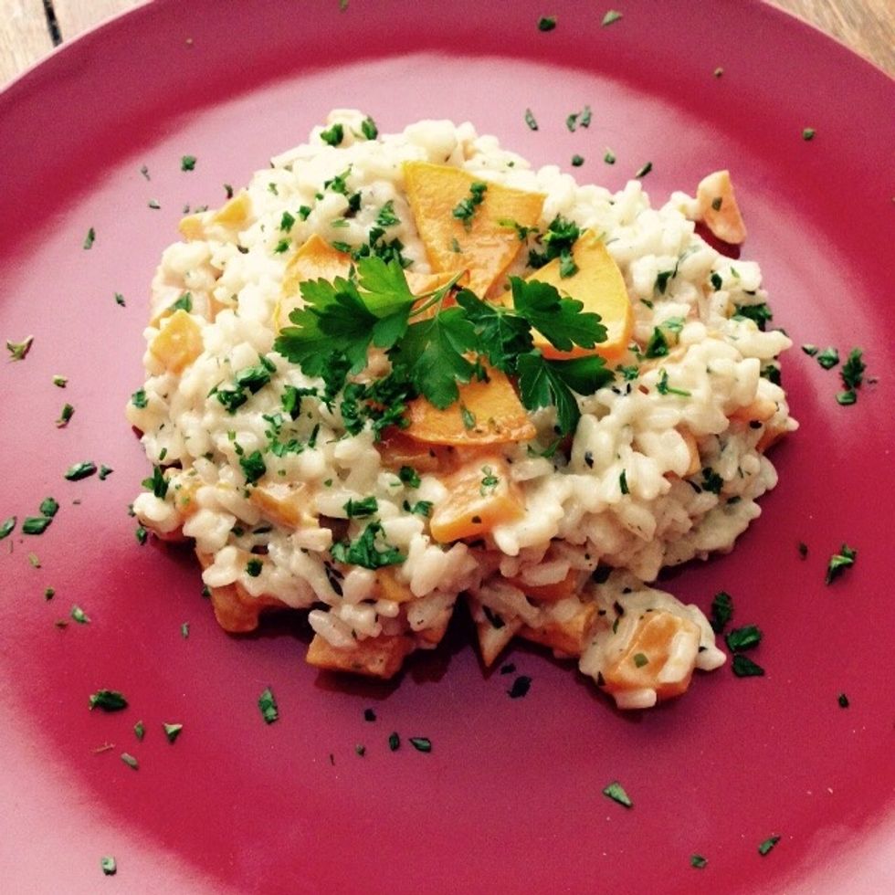 When cooked let it rest for 5 minutes, stir some butter and/or parmesan if you want extra taste and creaminess. Plate and garnish with the butternut squash slices and some parsley leaves. Enjoy!