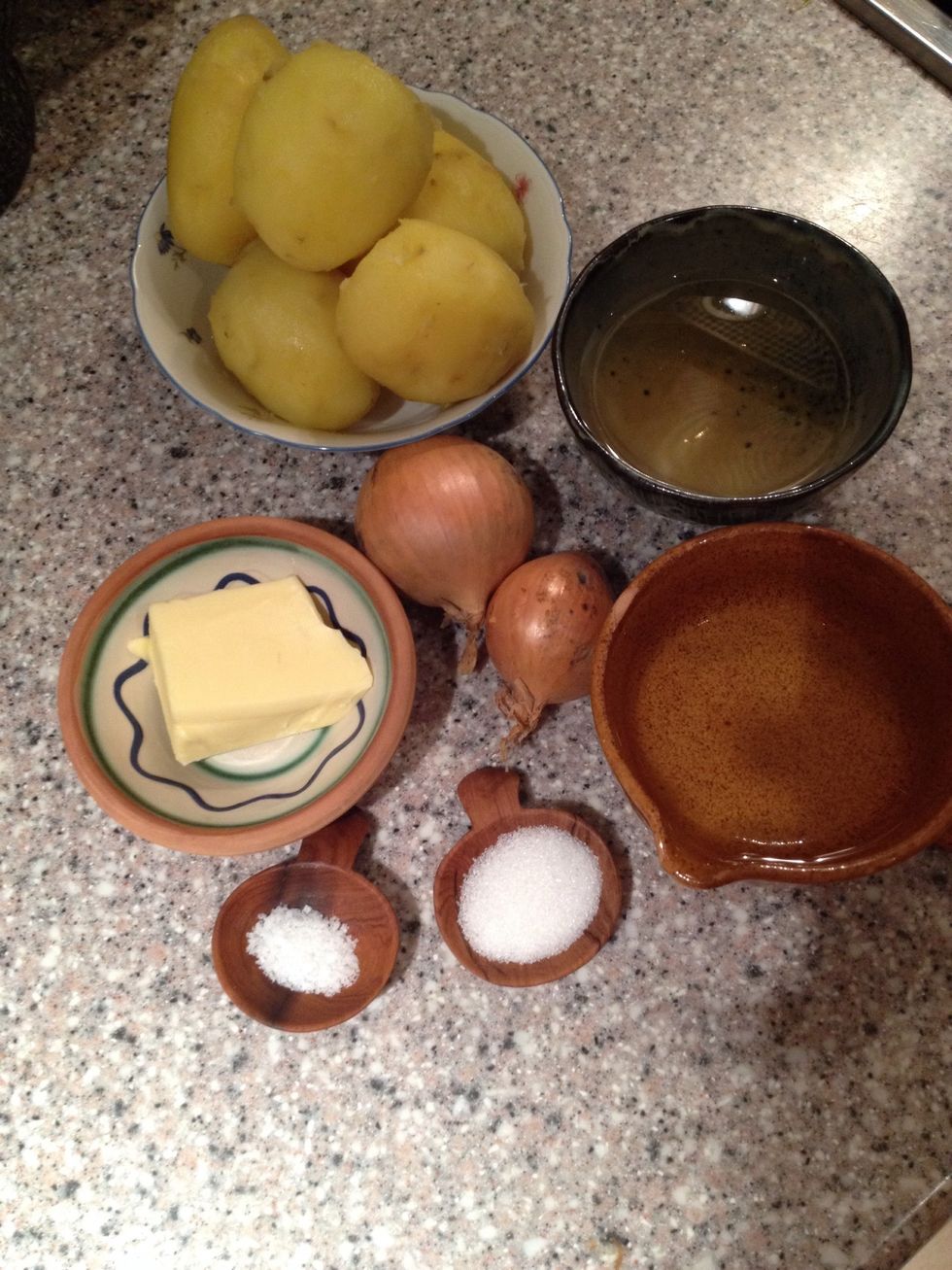 When cooking with leftovers, it is not possible to give exact measurements, it depends on how many potatoes you got. The water/vinegar ratio is 2 part water to 1 part vinegar.