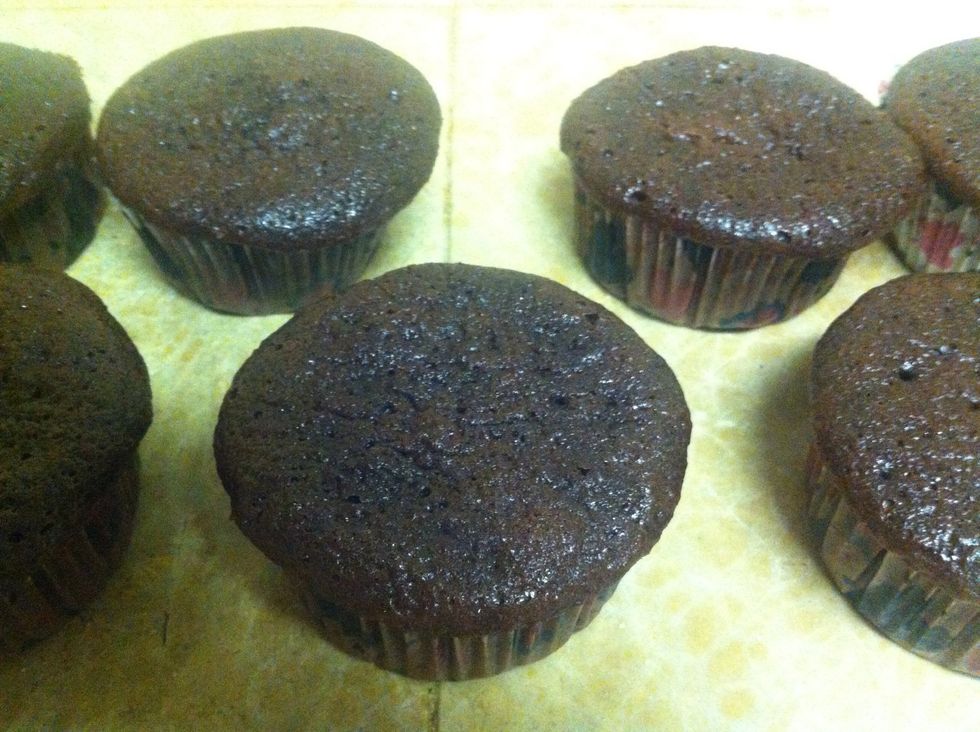 When cupcakes have cooled for aprox 5-10 minutes take out of cupcake pan.