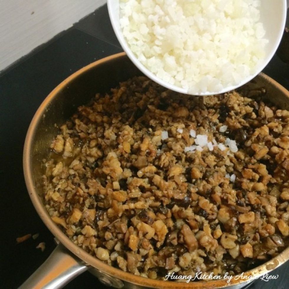 When everything is well mixed, stir in the cubed candied winter melon.