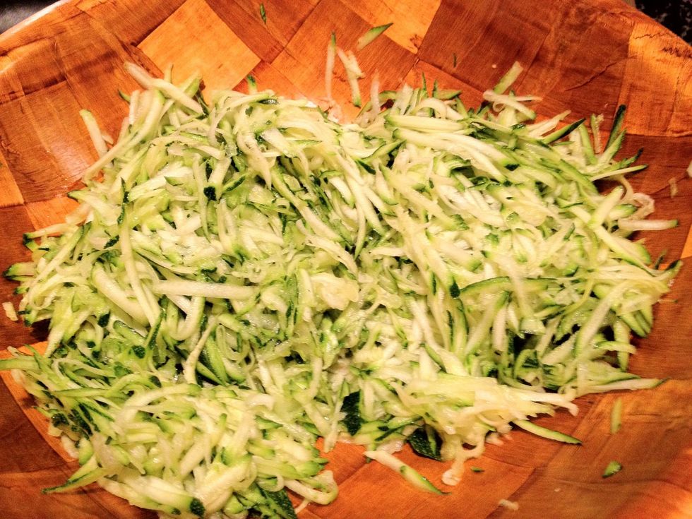 When grated, add a sprinkle of salt, mix and leave aside.