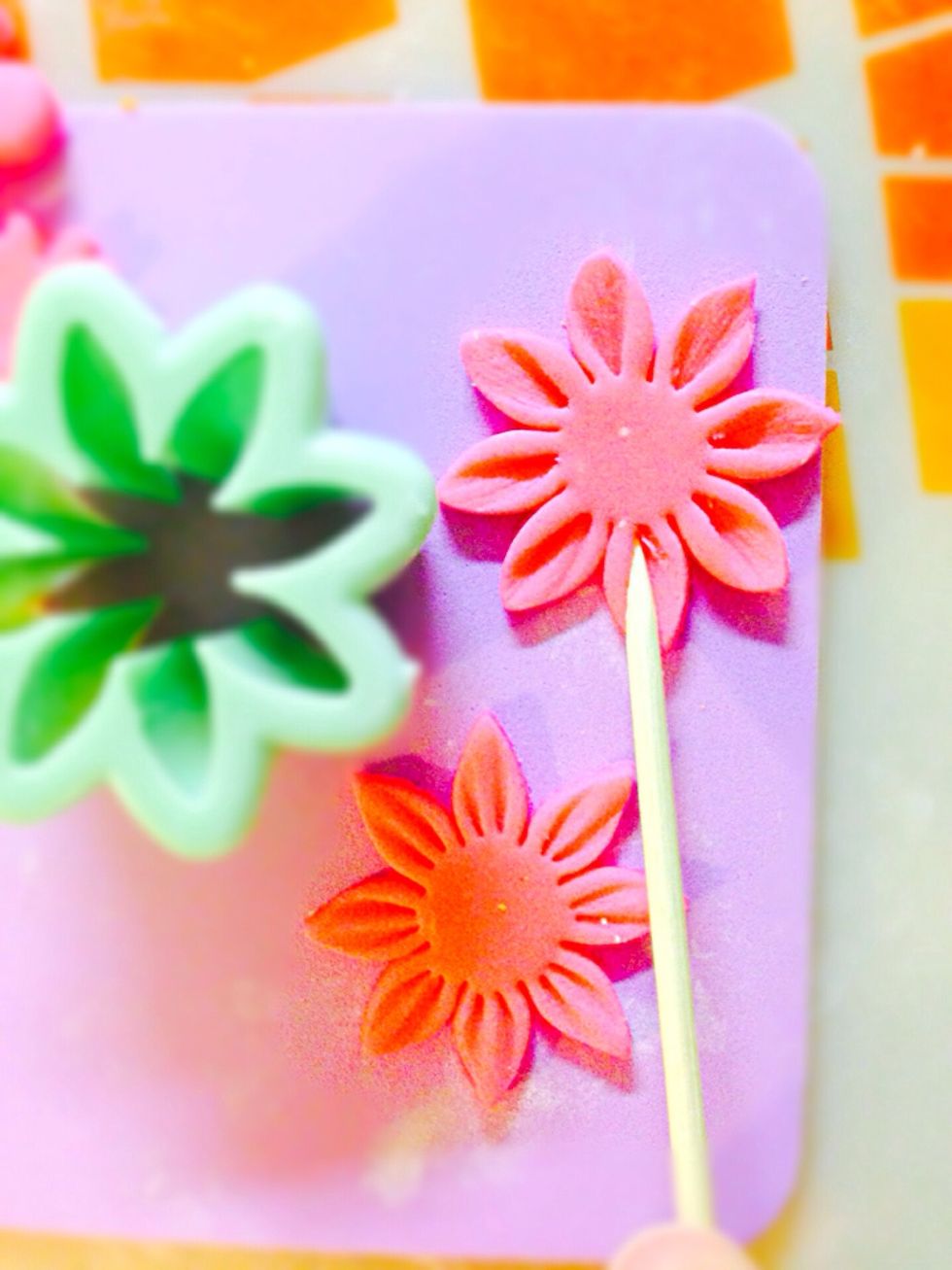 When I said "use your imagination" this is what I meant: same flower cutter, same tools but totally different look