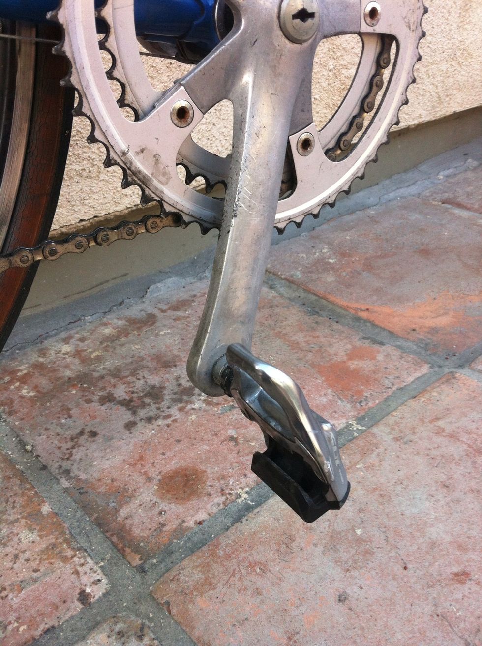 When in neutral position the cleat always reverts to a clip-ready state. There is no need to buy dual-sided cleats to address this. It is actually possible to fail clipping in on 2/4 sides with those.