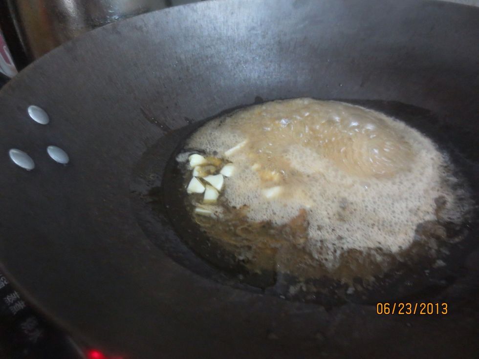 When it boils, add the garlic