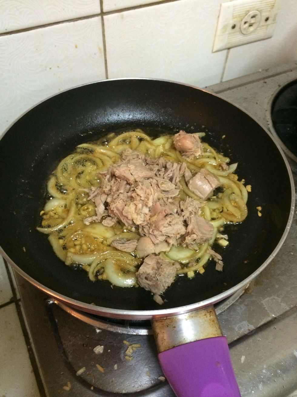 when it caramelized add the tuna and mix to cook