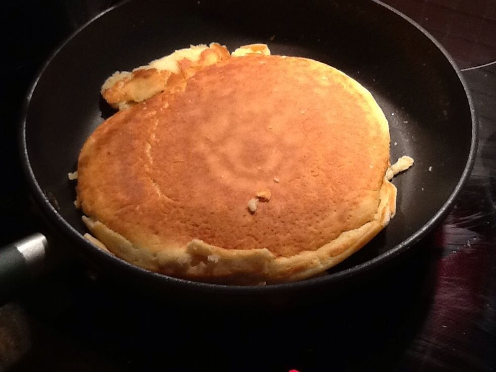 When it has risen a little bit you flip it around. (Mine doesn't look good because I didn't get the whole pancake to flip around)