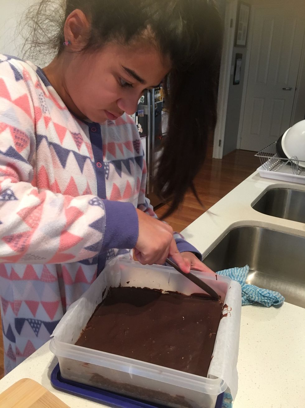 When it has set go around the edge of the container with a blunt knife so the slice can come out.