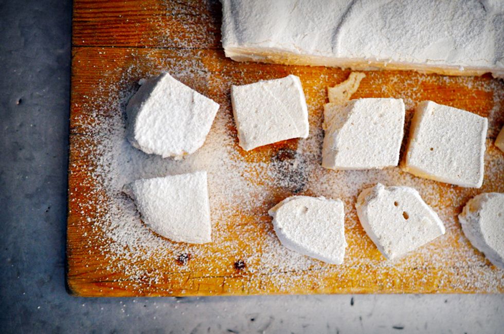 When it's time to cut the marshmallow, remove it from the pan using a silicone spatula. Cut with a lightly oiled knife, dusting the sticky edges of the marshmallows with icing sugar.