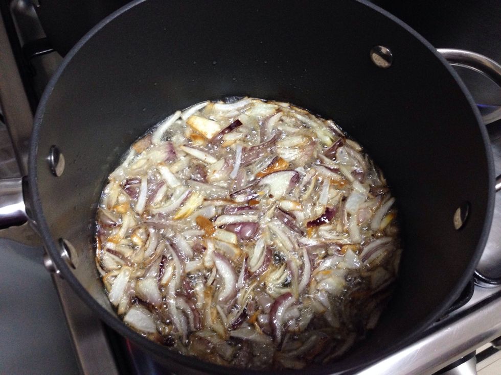 When it start to become brown add 1/8 teaspoon of coriander \u0639\u0646\u062f\u0645\u0627 \u064a\u0628\u062f\u0623 \u0644\u0648\u0646 \u0627\u0644\u0628\u0635\u0644 \u0641\u064a  \u0627\u0644\u062a\u063a\u064a\u0631 \u0646\u0636\u064a\u0641 \u0661/\u0668 \u0645\u0644\u0639\u0642\u0629 \u0635\u063a\u064a\u0631\u0629 \u0645\u0646 \u0627\u0644\u0643\u0632\u0628\u0631\u0629 \u0627\u0644\u064a\u0647