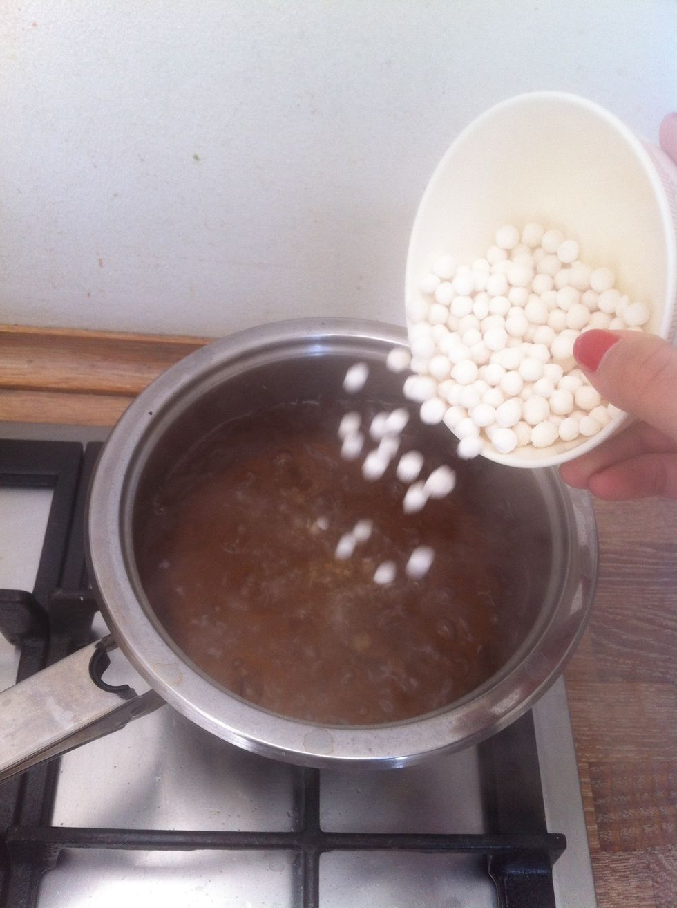 When its boiling add the tapioca perls.
