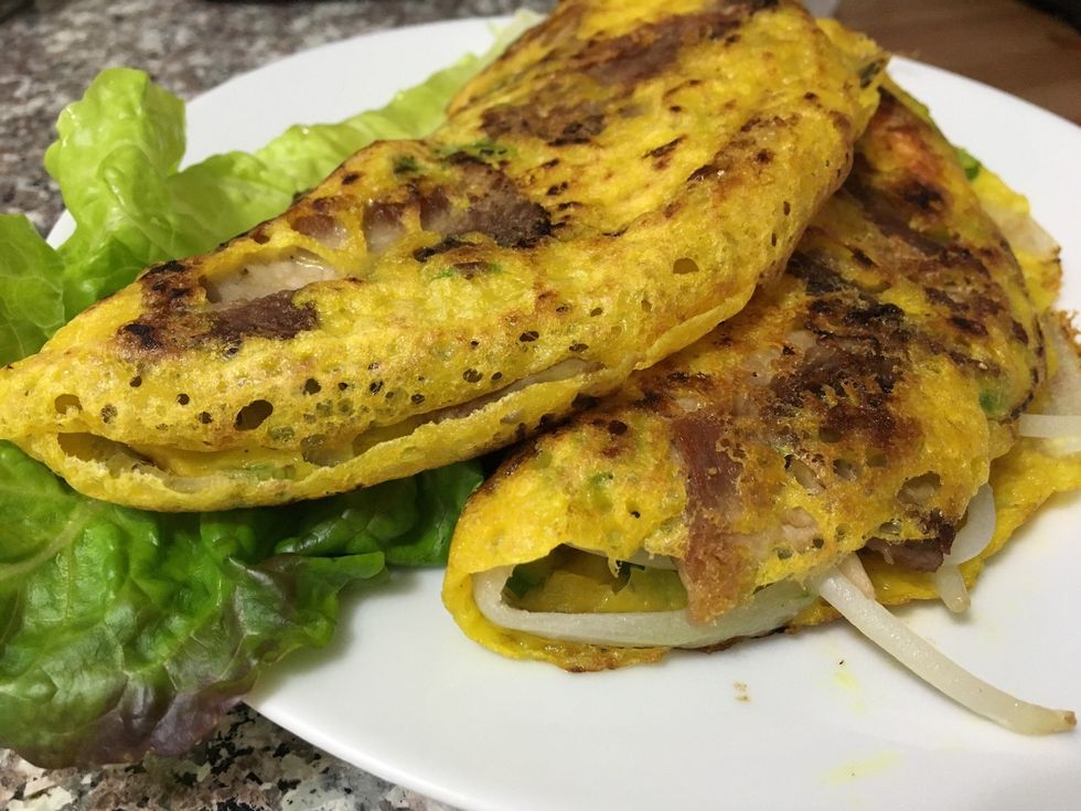 When its browned and crispy fold it in half or take the pan to your plate and slide it 1/2 way off and fold the rest over. Sorry i didn't get that part on video. One hand recording the other cooking.