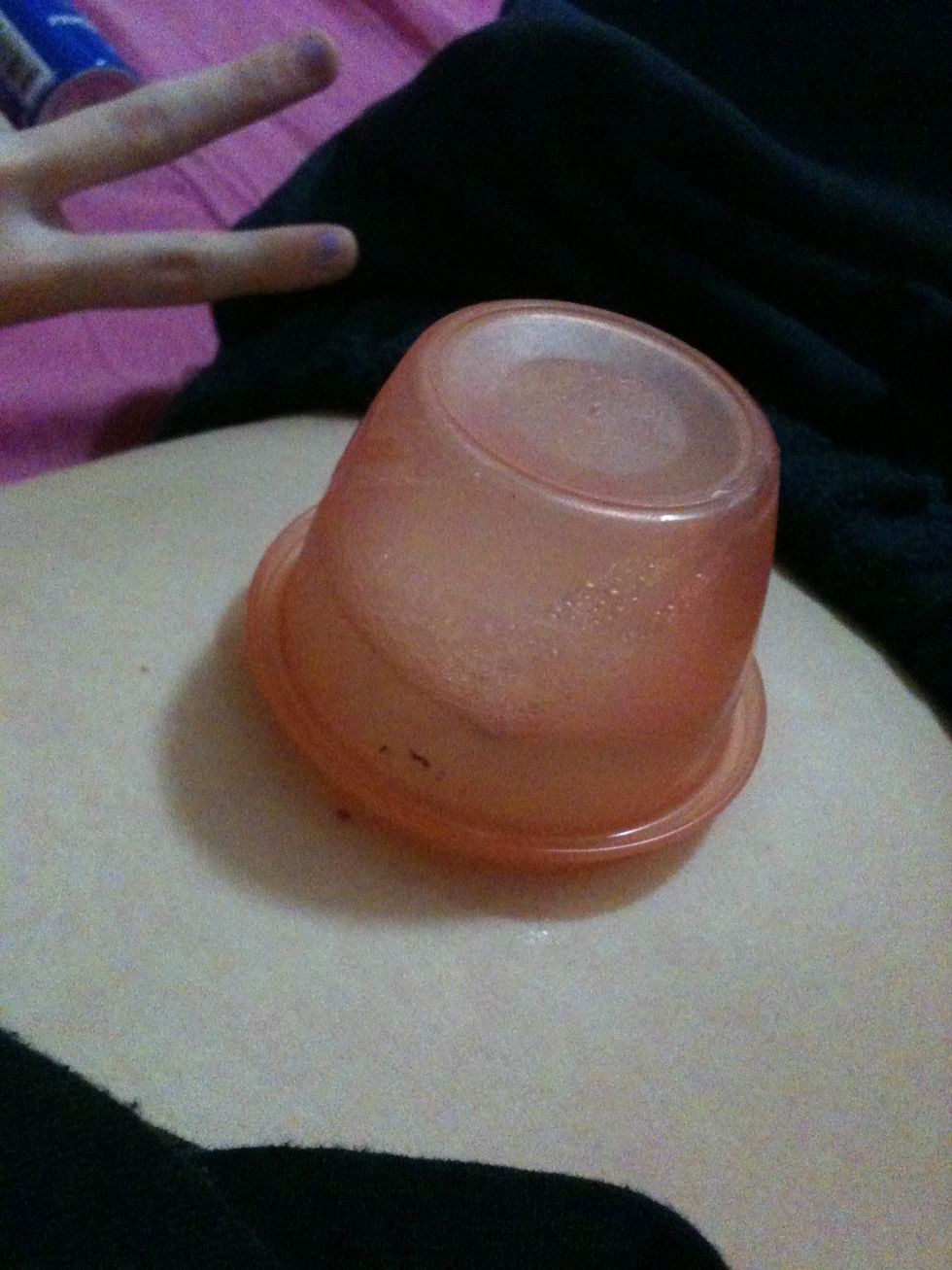 When laying down the cup will sit without leaking, easiest way.