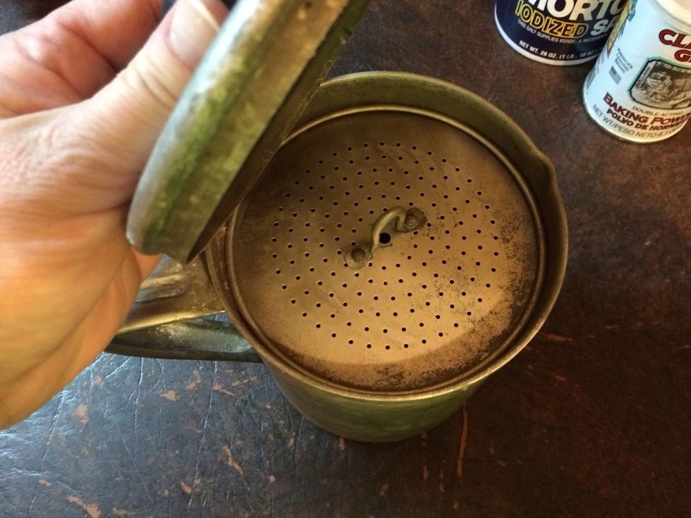 When lid is lifted you can see there is a strainer to allow only the fat to get through. Pour through when you pull bacon out from frying and fat is hot. Allow to cool before touching.