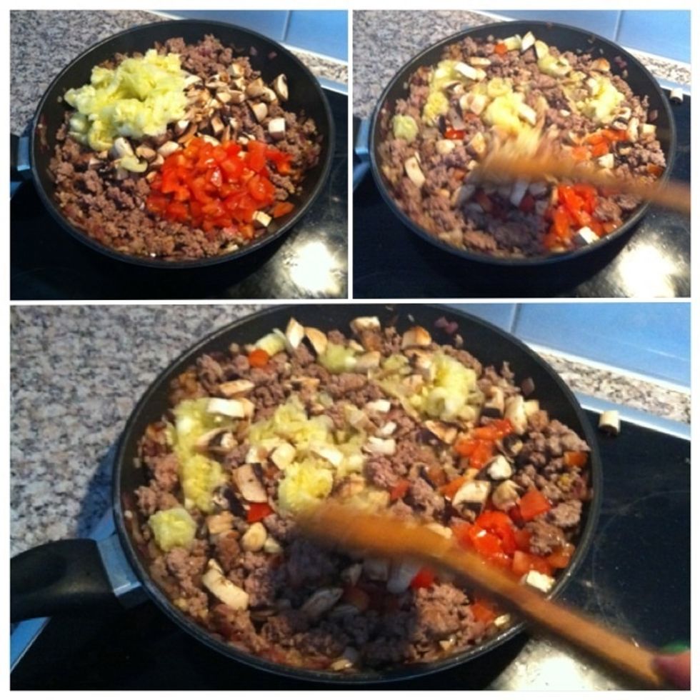 When minced meat is turning brown add spooned out zucchini, mushrooms and tomatoes. Keep on stirring for a few minutes.