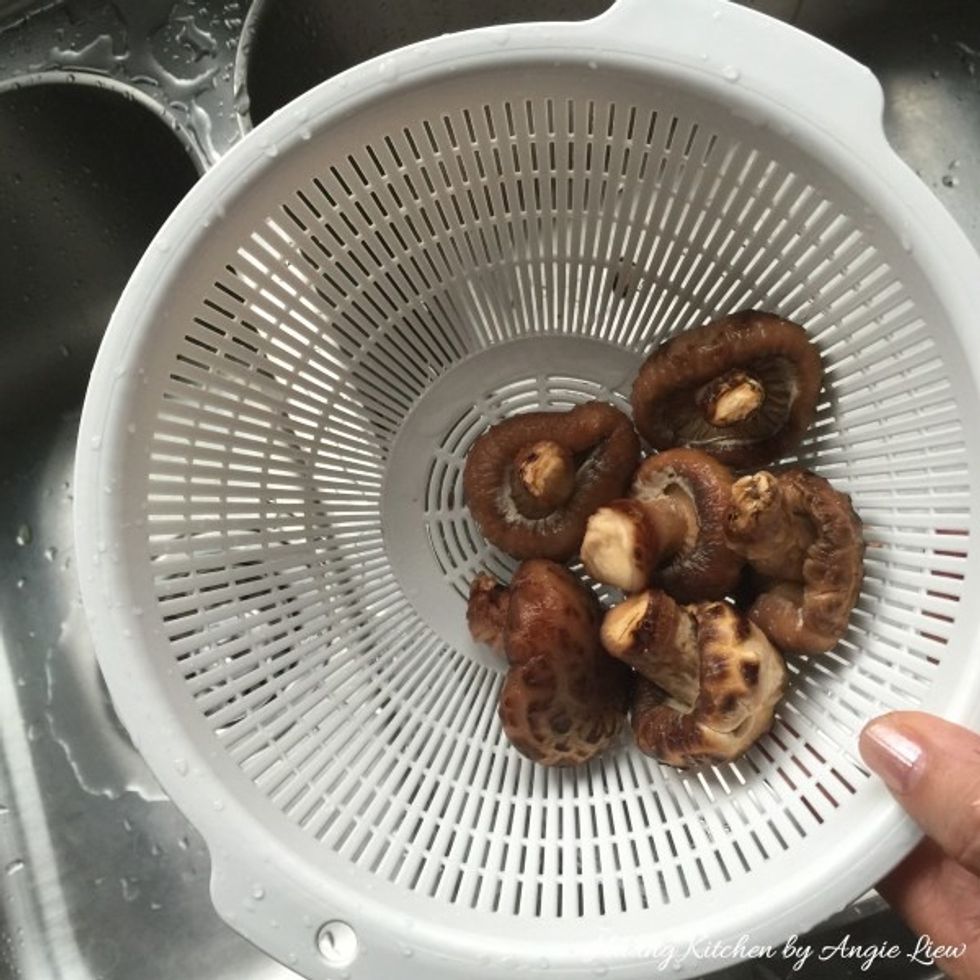 When mushrooms have softened, drained well and squeeze off excess water from them.