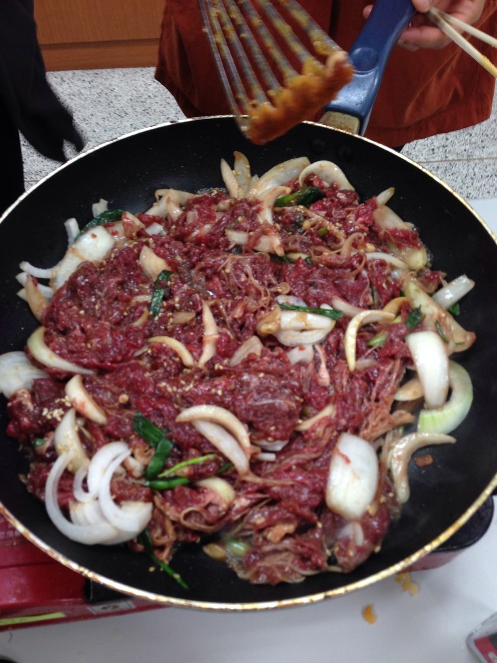 When oil is hot enough. Put your Bulgogi mixture in and fried \^^/