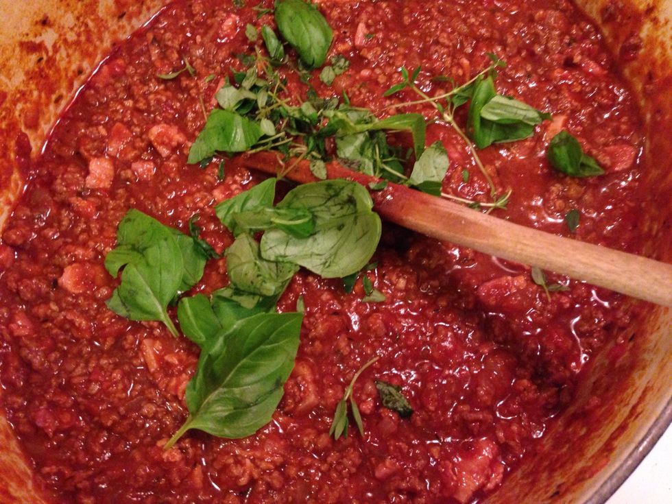 When ready, add fresh herbs. I had some basil and thyme that I used but (flat) parsley and/or oregano is also nice. If no fresh herbs are available one can add frozen or dried at an earlier stage.