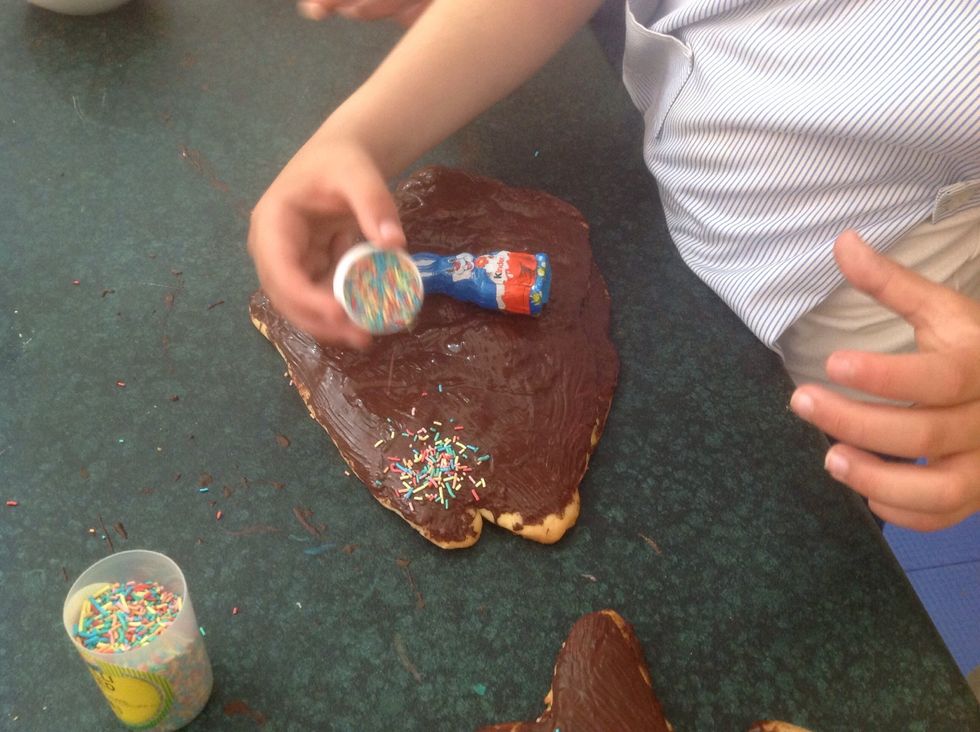 When ready, let it cool and cover with chocolate. Decorate the figolla.