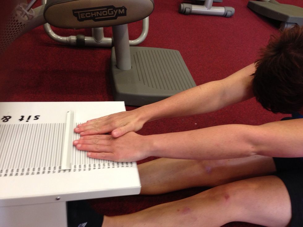 When ready the participant should slide forward keeping hands flat to the box, pushing the magnetic bar up the box. Jolting motions are not permitted. Participant to hold the stretch for 3 seconds.