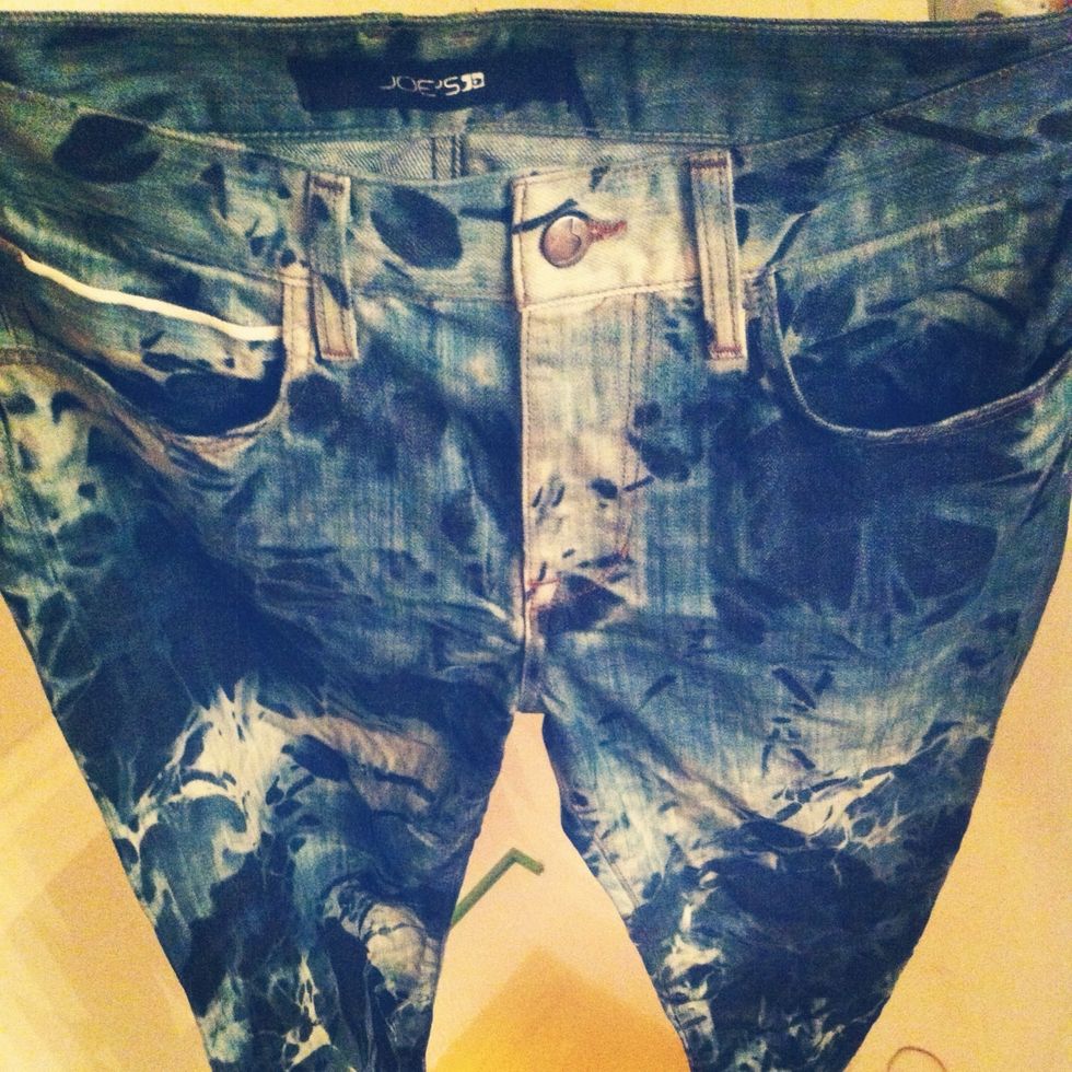 When satisfied with how your denim looks, remove the rubber bands and rinse the jeans in cold water. I tossed mine in the washer afterwards for a couple minutes and then let the denim drip dry.