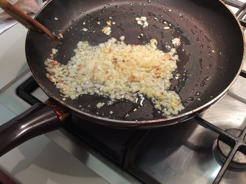 When some of the onions start turning brown it is time to take the onions out.