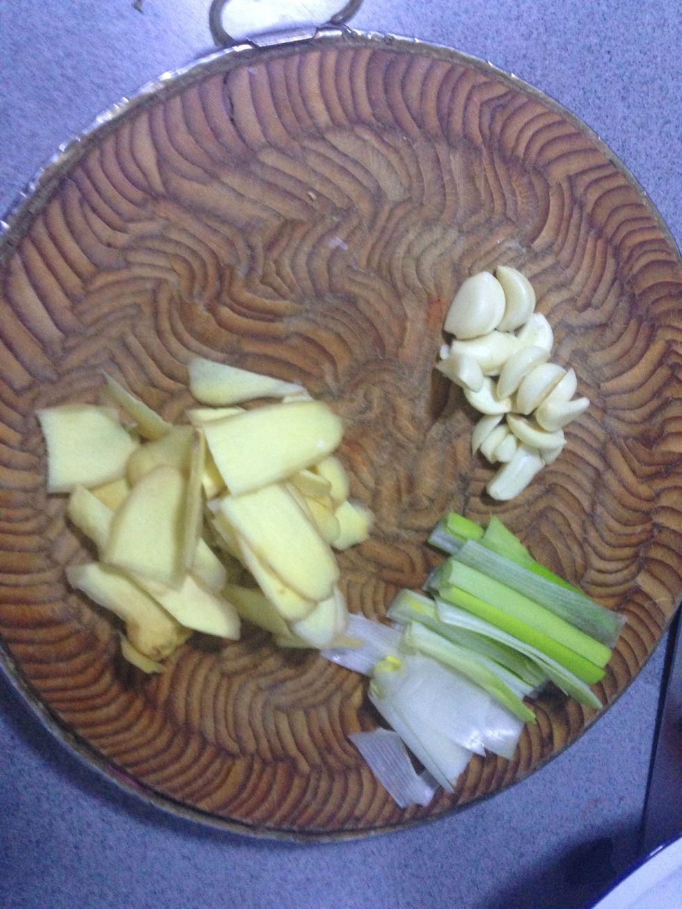 when sugar become dark red, put boiled pork, onion, ginger and garlic in pan.