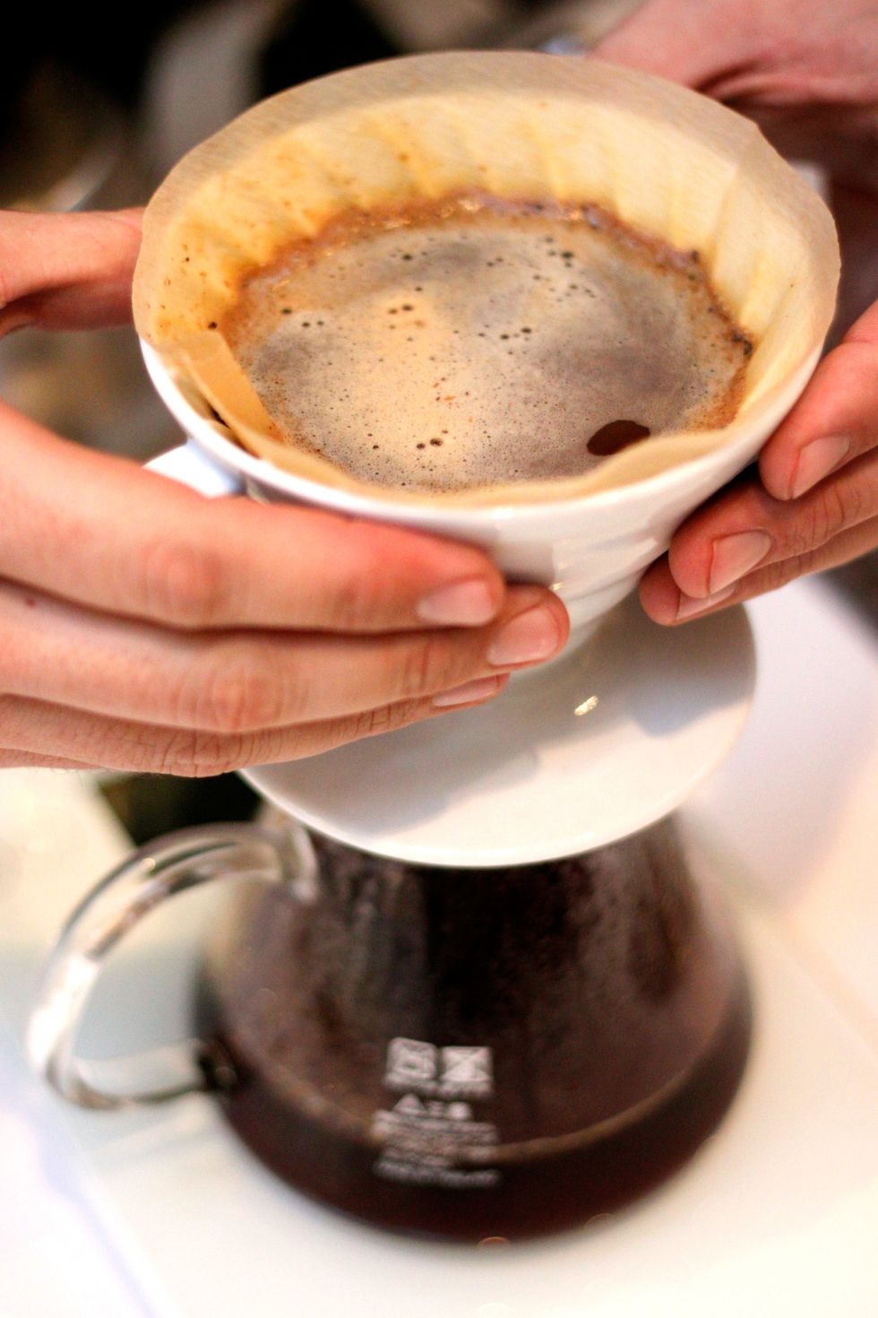 When that drains, but before you can see the beans, pour in the 3rd and last pour. The total weight will be at 380 g. now. Take the cone and tap it several times so the beans settle in an even layer.