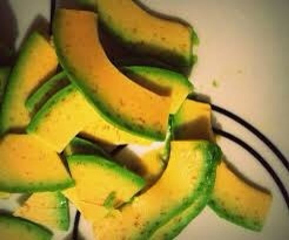 When the avocado is already cut put in just 1 bread with the knife!