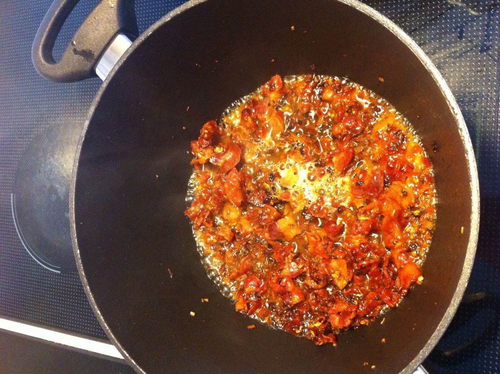 When the bacon and onion are brown and delicious like this - add the white wine and turn of the heat