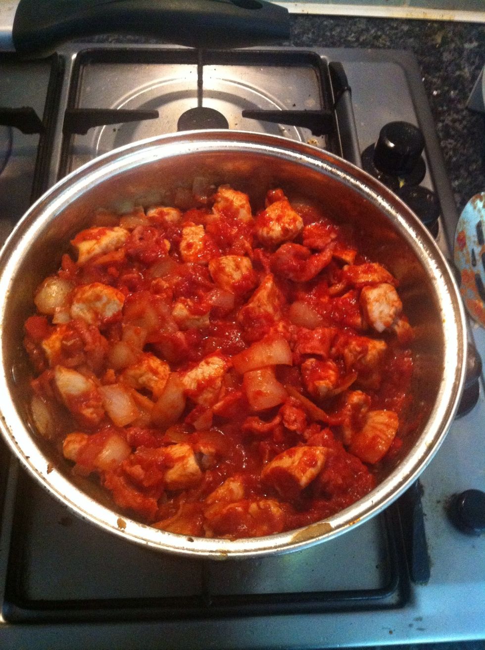 When the bacon and onion has cooked add half the jar of tomato and chilli sauce. Simmer while the pasta cooks