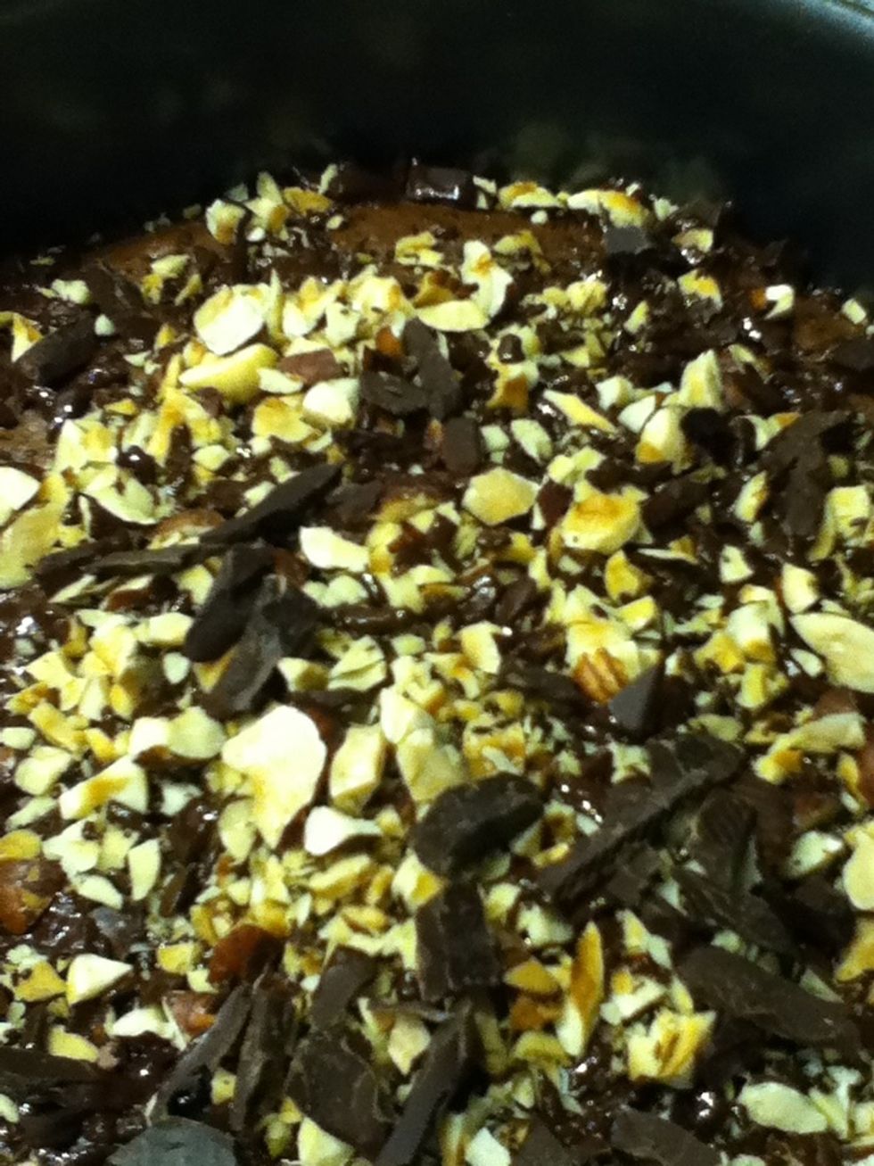 When the cake is done, take it out and sprinkle with chocolate and nuts