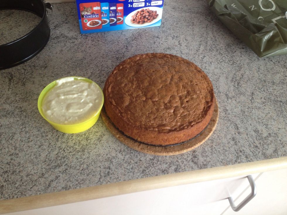 When the cake is no longer hot, you can add the topping to the cake