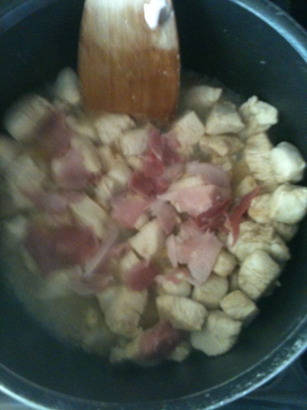 When the chicken is cooked, rip up the slices of ham into small pieces and add to the chicken :) Sorry for the steamed up picture :L