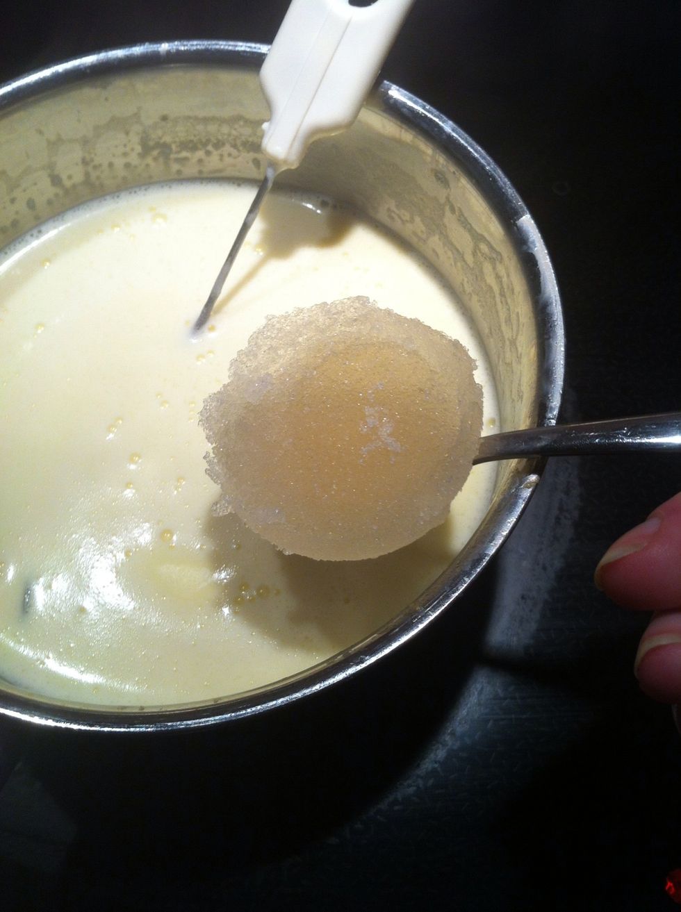 When the chocolate has melted, put in the gelatine. I Didnt use Leaves But I used gelatine in powder, doesnt matter, whisk until it has disolved